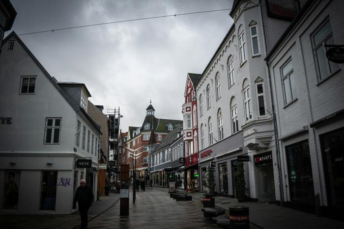 a photo of a quiet shopping street