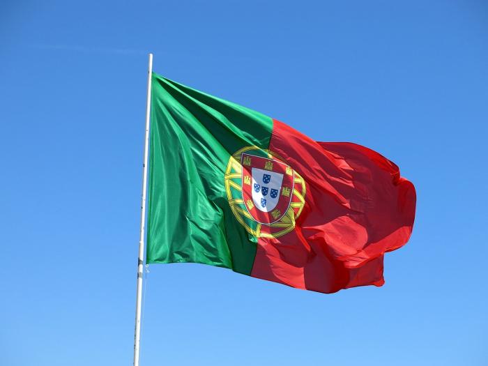 visual of Portuguese flag 